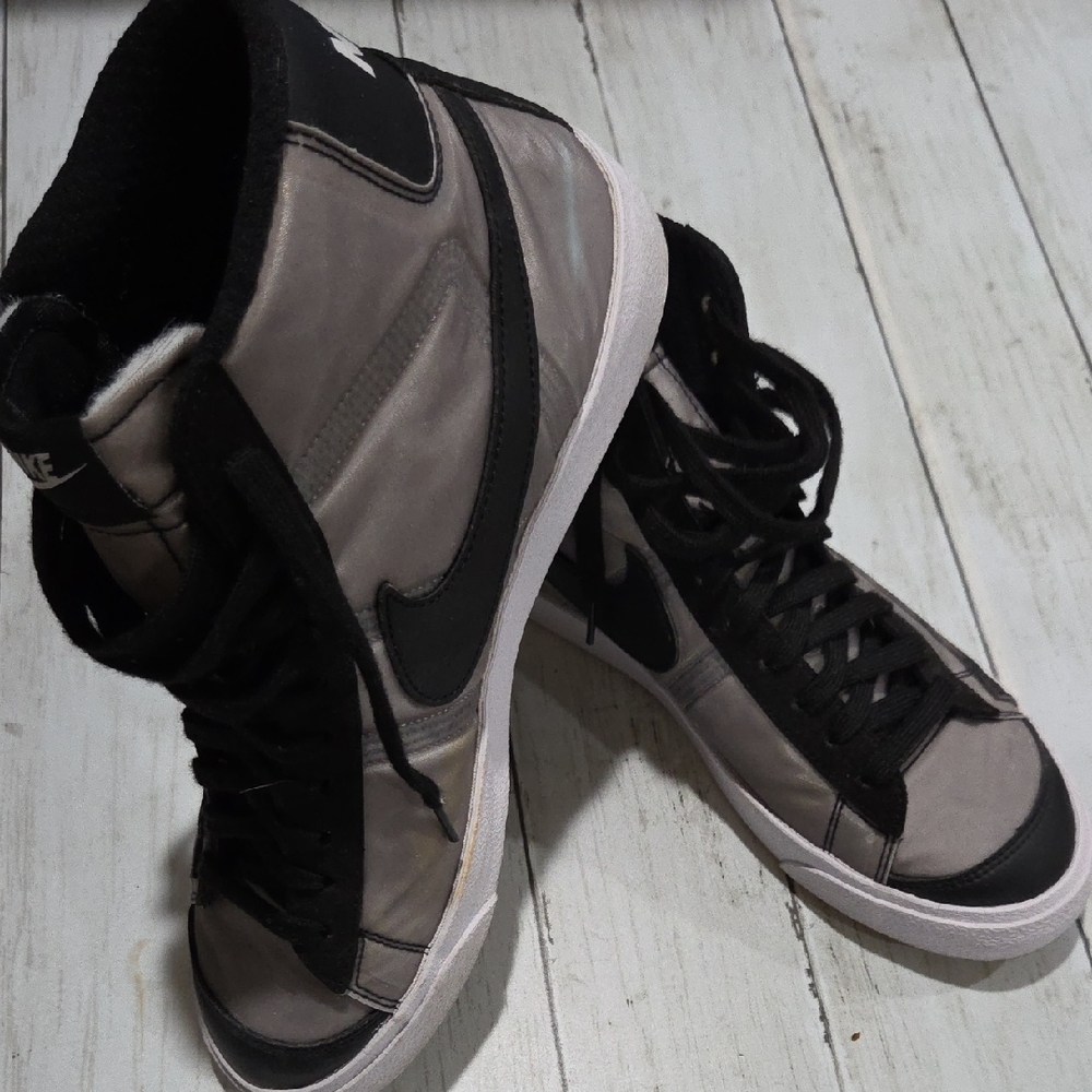 Nike High-Top Sneakers in Black and Silver 🟥 tote
